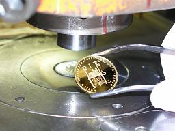 Entnahme des Goldeuro nach der Pr�gung